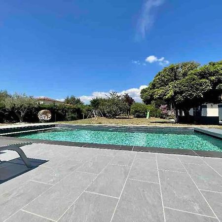 Logements Chaleureux Dans Maison Avec Piscine A 35 Min De Lyon Alix Exteriör bild