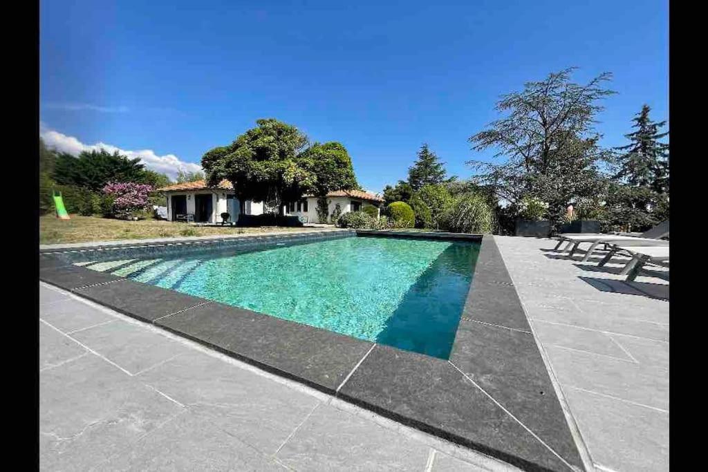 Logements Chaleureux Dans Maison Avec Piscine A 35 Min De Lyon Alix Exteriör bild