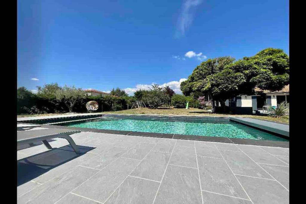 Logements Chaleureux Dans Maison Avec Piscine A 35 Min De Lyon Alix Exteriör bild