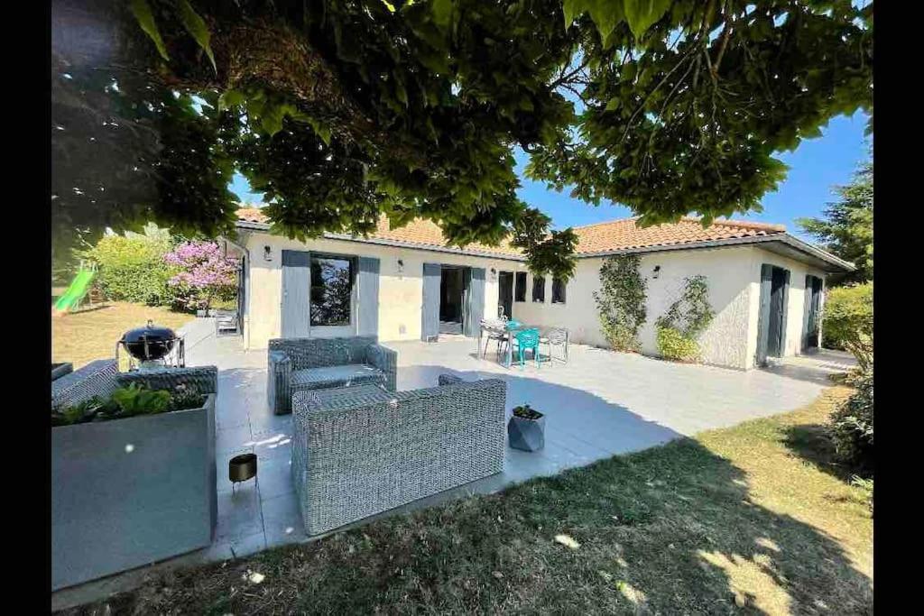 Logements Chaleureux Dans Maison Avec Piscine A 35 Min De Lyon Alix Exteriör bild
